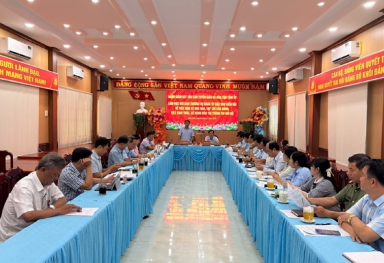 Quang cảnh: Đoàn giám sát làm việc với Đảng uỷ đặc khu Kiên Hải
