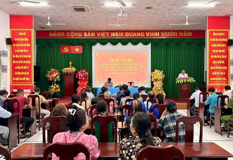 Quang cảnh: Hội nghị gặp gỡ, đối thoại giữa Bí thư Đảng ủy, Chủ tịch UBND đặc khu với đoàn viên, hội viên và nhân dân An Sơn