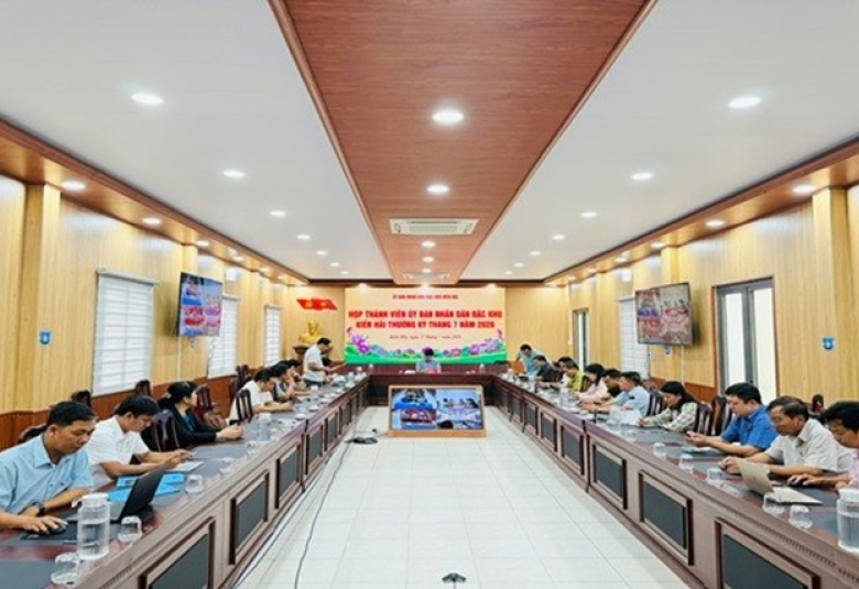 Quang cảnh: Họp thành viên UBND đặc khu thường kỳ tháng 7 và triển khai nhiệm vụ trọng tâm tháng 8 năm 2026.