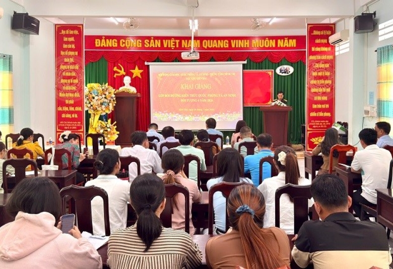 Quang cảnh: Khai giảng lớp bồi dưỡng kiến thức quốc phòng - an ninh đối tượng 4 năm 2026