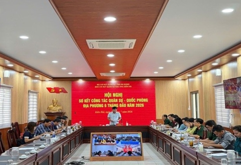Quang cảnh: Hội nghị sơ kết công tác Quân sự - Quốc phòng địa phương 6 tháng đầu năm 2026.