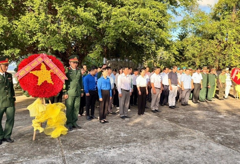 Quang cảnh: Đoàn lãnh đạo Đảng ủy, HĐND - UBND, Ủy ban MTTQ đặc khu  cùng lãnh đạo các ban ngành, đoàn thể, lực lượng vũ trang, và nhân dân  trên địa bàn Hòn Tre tại Đài tưởng niệm liệt sĩ đặc khu Kiên Hải