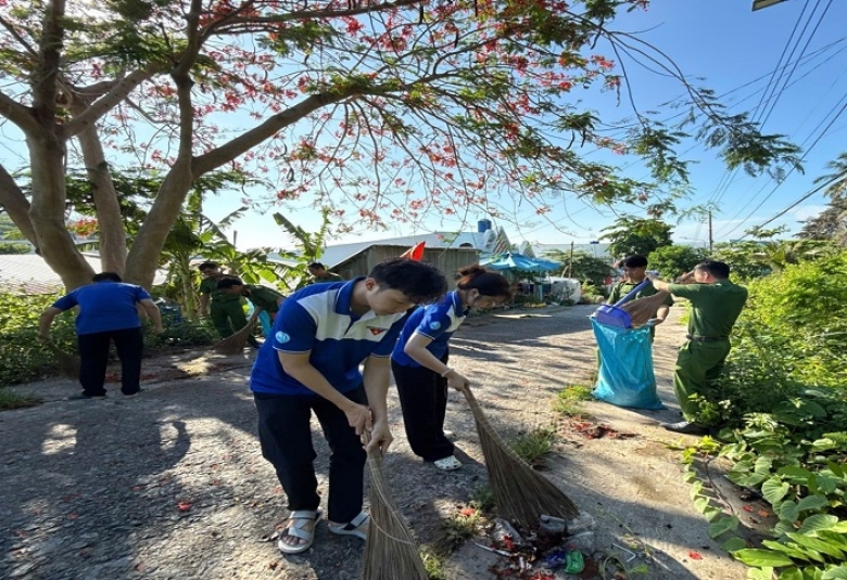 Quang cảnh: Đoàn viên thanh niên, lực lượng Công an tham gia vệ sinh môi trường trên địa bàn đặc khu Kiên Hải