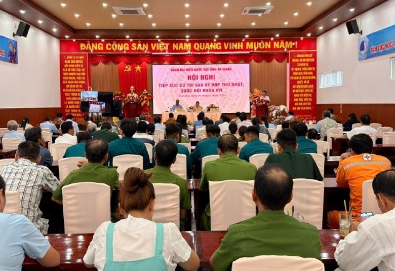 Quang cảnh: Đại biểu Quốc hội khóa XVI đơn vị số 6 tỉnh An Giang tiếp xúc cử tri đặc khu Kiên Hải