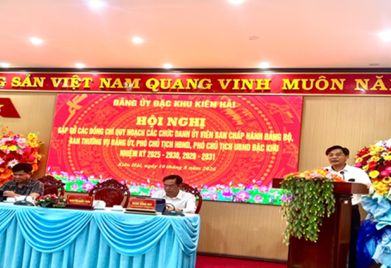  Quang cảnh: Đồng chí Nguyễn Quốc Tuấn,  Bí thư Đảng ủy quán triệt, mục đích, yêu cầu của hội nghị