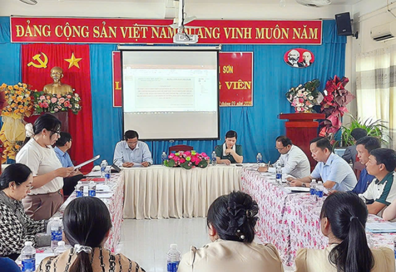 Quang cảnh: Hội nghị giám sát tại Chi bộ Trường THCS & THPT Lại Sơn