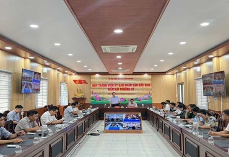 Quang cảnh: Họp thành viên UBND đặc khu thường kỳ tháng 8 và triển khai nhiệm vụ trọng tâm tháng 9 năm 2026.