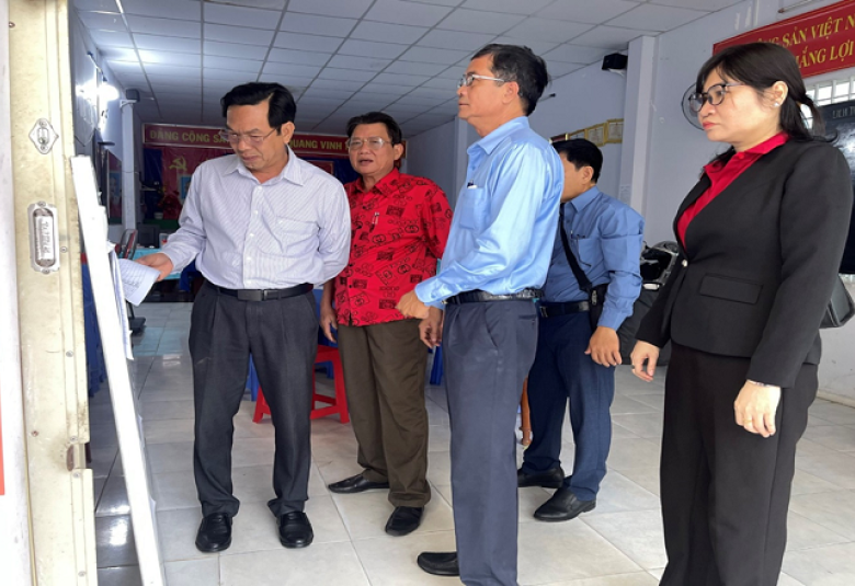 Quang cảnh: Đoàn khảo sát thực tế tại khu vực bỏ phiếu ấp Bãi Nhà A, đặc khu Kiên Hải.