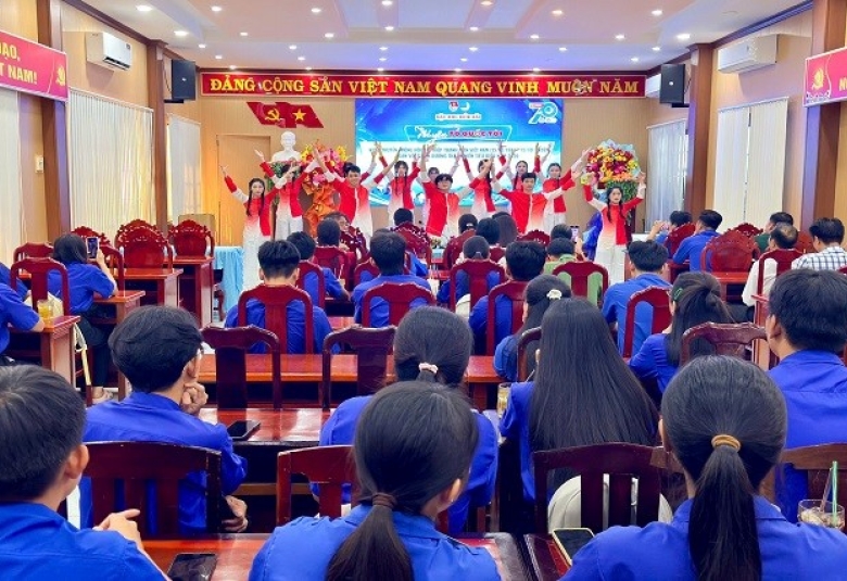 Quang cảnh: Buổi họp mặt kỷ niệm 70 năm ngày truyền thống Hội Liên hiệp Thanh niên Việt Nam (15/10/1956-15/5/2026) và tuyên dương thanh niên tiêu biểu năm 2026