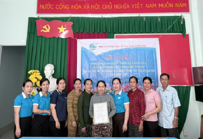 Quang cảnh: Trao quyết định thành lập mô hình