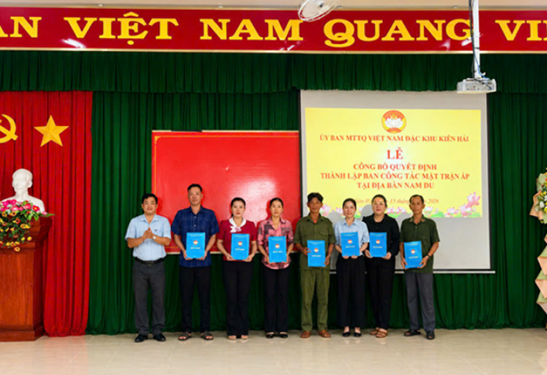 Quang cảnh: Đồng chí Trần Văn Đoàn – Ủy viên Ban thường vụ, Chủ tịch Ủy ban MTTQ Việt Nam đặc khu Kiên Hải trao Quyết định cho Ban công tác Mặt trận ấp An Bình