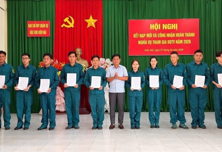 Quang cảng: Đ/c Châu Hùng Kỳ, Phó Bí thư Đảng ủy - Chủ tịch UBND đặc khu, Chủ tịch Hội đồng nghĩa vụ Quân sự đặc khu Kiên Hải trao quyết định kết nạp mới cho các đồng chí dân quân tự vệ