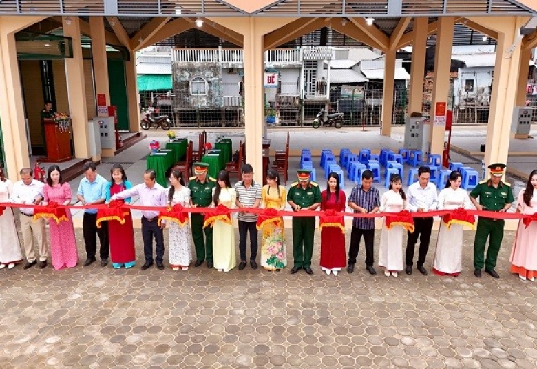 Quang cảnh: đại diện Quân khu 9; Lãnh đạo Đoàn Kinh tế - Quốc phòng 925; UBND đặc khu Kiên Hải cắt băng khánh thành