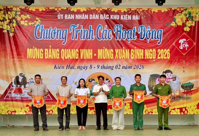 Quang cảnh: Ban tổ chức trao cờ lưu niệm cho các đội tham gia các hoạt động Mừng Đảng - Mừng Xuân  