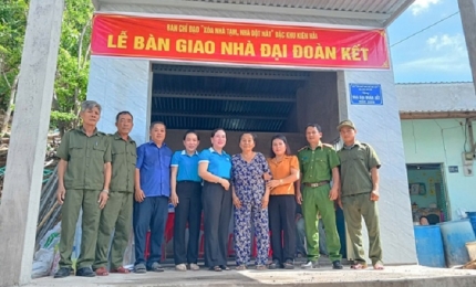 Quang cảnh: Lễ bàn giao nhà Đại đoàn kết tại Tổ 07, ấp An Phú, đặc khu Kiên Hải, tỉnh An Giang