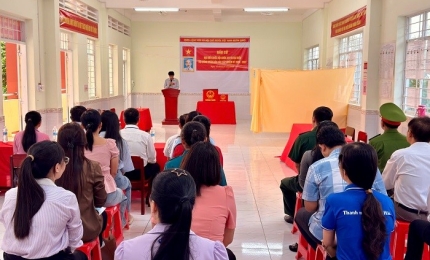 Quang cảnh: Khai mạc bầu cử Đại biểu Quốc hội khóa XVI và Đại biểu HĐND các cấp nhiệm kỳ 2026 - 2031, tại khu vực bỏ phiếu số 3, ấp 2 đặc khu Kiên Hải