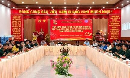 Quang cảnh: Đoàn Lãnh đạo Quân Khu 9 thăm và chúc tết đặc khu Kiên Hải