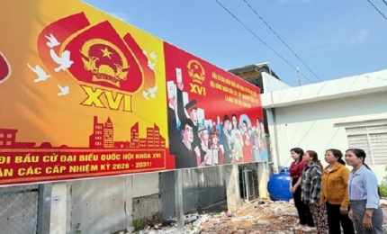 Qunag cảnh: Hội viên phụ nữ tham quan cụm pano tuyên truyền bầu cử trên địa bàn đặc khu. 