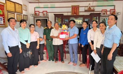 Quang cảnh: Đoàn cán bộ, lãnh đạo đặc khu thăm, tặng quàcho gia đình chính sách trên địa bàn Hòn Tre