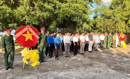 Quang cảnh: Đoàn lãnh đạo Đảng ủy, HĐND - UBND, Ủy ban MTTQ đặc khu  cùng lãnh đạo các ban ngành, đoàn thể, lực lượng vũ trang, và nhân dân  trên địa bàn Hòn Tre tại Đài tưởng niệm liệt sĩ đặc khu Kiên Hải