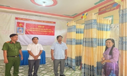 Quang cảnh; Đoàn kiểm tra công tác chuẩn bị bầu cử tại khu vực bỏ phiếu. 