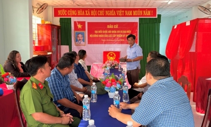 Quang cảnh: Đoàn công tác Đảng ủy kiểm tra công tác chuẩn bị bầu cử tại ấp Hòn Mấu