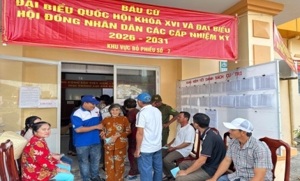 Quang cảnh: Cử tri đảo Lại Sơn tham gia bầu cử. 