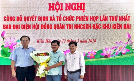 Quang cảnh: Thường trực UBND đặc khu tặng hoa cho Ban đại diện Hội đồng quản trị Ngân hàng Chính sách xã hội đặc khu Kiên Hải
