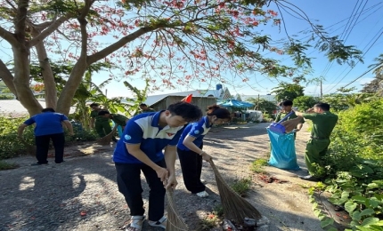 Quang cảnh: Đoàn viên thanh niên, lực lượng Công an tham gia vệ sinh môi trường trên địa bàn đặc khu Kiên Hải