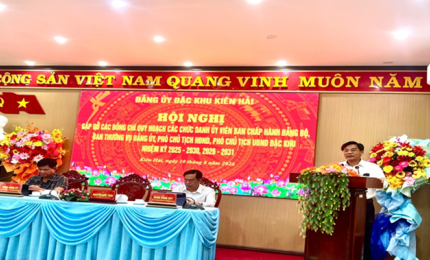  Quang cảnh: Đồng chí Nguyễn Quốc Tuấn,  Bí thư Đảng ủy quán triệt, mục đích, yêu cầu của hội nghị