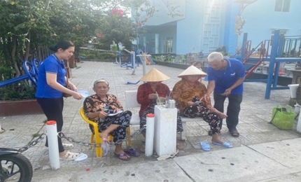 Quang cảnh: Tuyên truyền chính sách, pháp luật bảo hiểm đến người dân trên địa bàn Hòn Tre.