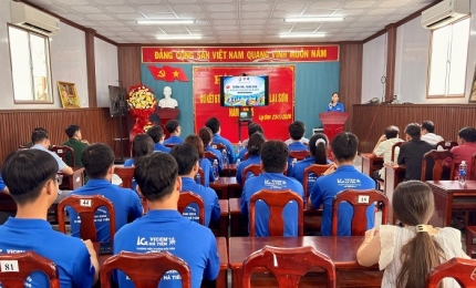 Quang cảnh: Tỉnh đoàn An Giang và đặc khu Kiên Hải tặng quà cho các chiến sĩ tình nguyện tham gia Chiến dịch “Mùa hè xanh” trên địa bàn Lại Sơn
