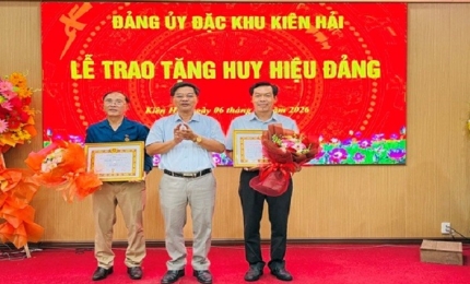 Quang cảnh: Đồng chí Nguyễn Quốc Tuấn, Bí thư Đảng ủy đặc khu, trao tặng Huy huyeeju Đảng cho các đồng chí 30 năm tuổi Đảng.