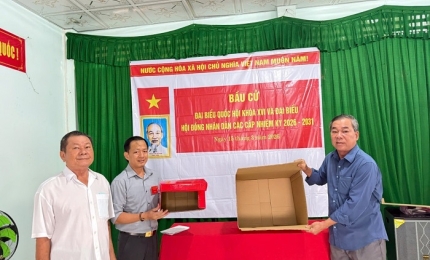 Quang cảnh: Cử tri ấp Bãi Nhà B, đặc khu Kiên Hải kiểm tra thùng phiếu trước khi bỏ phiếu bầu. 