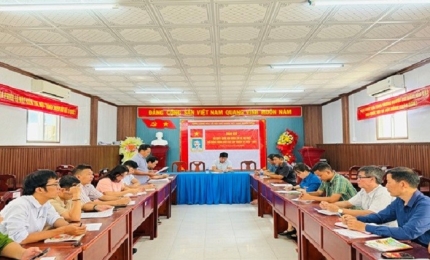 Quang cảnh: Đoàn kiểm tra số 01 làm việc với các đơn vị và khu vực bỏ phiếu tại Lại Sơn.