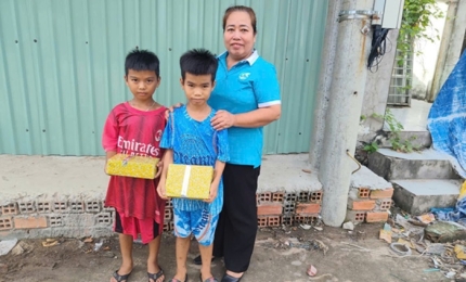 Quang cảnh: Đ/c Hứa Thị Mỹ Linh - Chi hội trưởng Phụ nữ ấp An Phú đại diện thăm và trao quà cho học sinh  mồ côi khó khăn nhân dịp đầu năm học 2026-2027