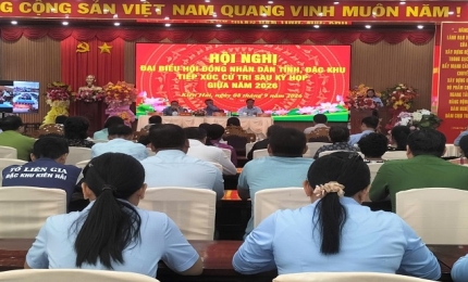 Quang cảnh: Hội nghị tiếp xúc cử tri đại biểu HĐND tỉnh, đặc khu  tại hội trường UBND đặc khu Kiên Hải.