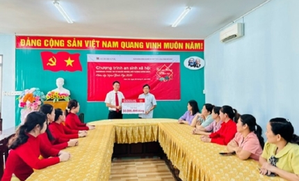 Quang cảnh: Tổ chức trao kinh phí hỗ trợ công tác an sinh xã hội cho đặc khu.