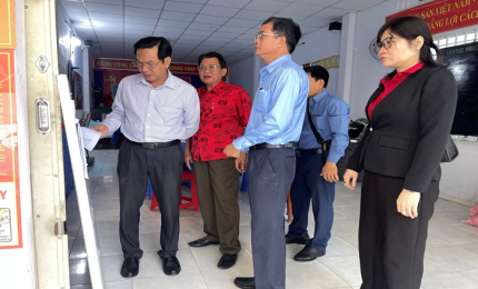 Quang cảnh: Đoàn khảo sát thực tế tại khu vực bỏ phiếu ấp Bãi Nhà A, đặc khu Kiên Hải.