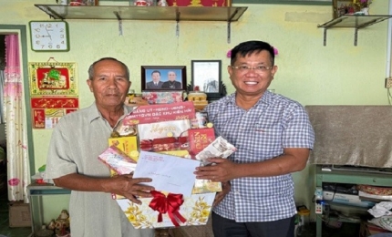 Quang cảnh: Đồng chí Châu Hùng Kỳ, Phó Đảng ủy, Chủ tịch UBND đặc khu thăm tặng quà gia đình chính sách trên địa bàn Lại Sơn.