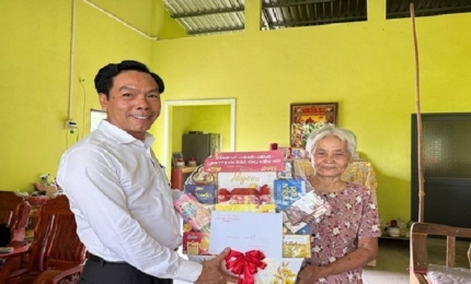 Quang cảnh: Đồng chí Đoàn Hồng Duy, Phó Bí thư Thường trực Đảng ủy, Chủ tịch HĐND đặc khu Kiên Hải thăm tặng quà gia đình chính sách. 