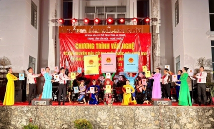 Quang cảnh: tiết mục văn nghệ tuyên truyền bầu cử trên địa bàn An Sơn