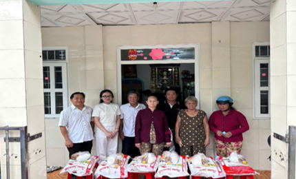 Quang cảnh: Các doanh nghiệp, đơn vị tặng quà tại ấp II