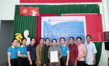 Quang cảnh: Trao quyết định thành lập mô hình
