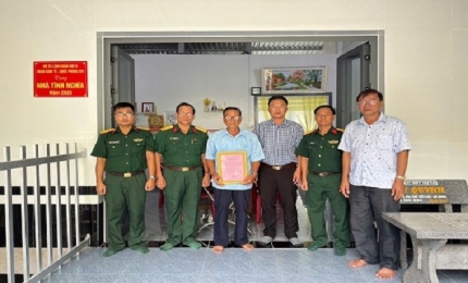 Quang cảnh: Đoàn Kinh tế - Quốc phòng 925 trao quyết định Bàn giao “Nhà tình nghĩa” cho ông Mã Văn Tèo ngụ ấp 1, đặc khu Kiên Hải tỉnh An Giang