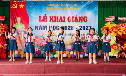 Quang cảnh: Chương trình văn nghệ tại lễ khai giảng năm học 2026-2027 trên địa bàn Tiểu khu Nam Du