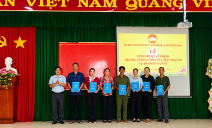 Quang cảnh: Đồng chí Trần Văn Đoàn – Ủy viên Ban thường vụ, Chủ tịch Ủy ban MTTQ Việt Nam đặc khu Kiên Hải trao Quyết định cho Ban công tác Mặt trận ấp An Bình