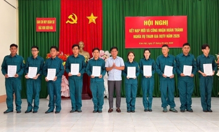 Quang cảng: Đ/c Châu Hùng Kỳ, Phó Bí thư Đảng ủy - Chủ tịch UBND đặc khu, Chủ tịch Hội đồng nghĩa vụ Quân sự đặc khu Kiên Hải trao quyết định kết nạp mới cho các đồng chí dân quân tự vệ
