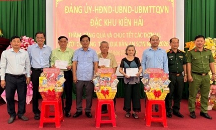 Quang cảnh: Đoàn lãnh đạo đặc khu Kiên Hải tặng quà các gia đình chính sách, người có công trên địa bàn An Sơn  