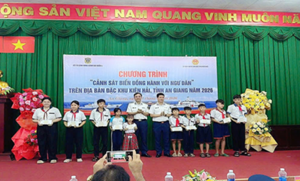 Quang cảnh: Cảnh sát biển 4 tặng quà cho học sinh có hoàn cảnh khó khăn